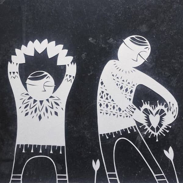 twee papercut figuren met harten