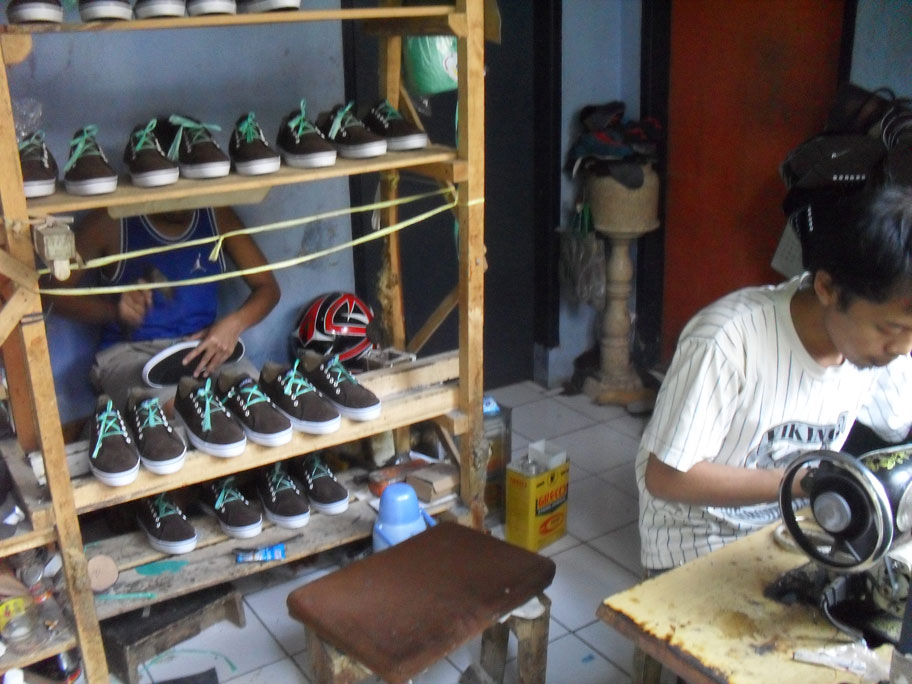 Bisnis Online Sepatu Bandung: Menggapai Pasar Global dari Kota Kembang