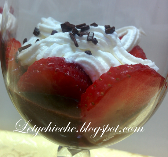 Coppetta di fragole con cioccolato e panna