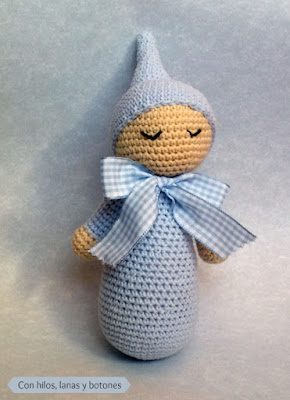 Con hilos, lanas y botones: muñeco dormilón amigurumi azul vichy