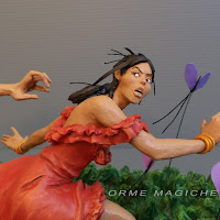 Modellino disegno fumetto statuina vignetta donna che corre con vestito rosso inseguimento orme magiche