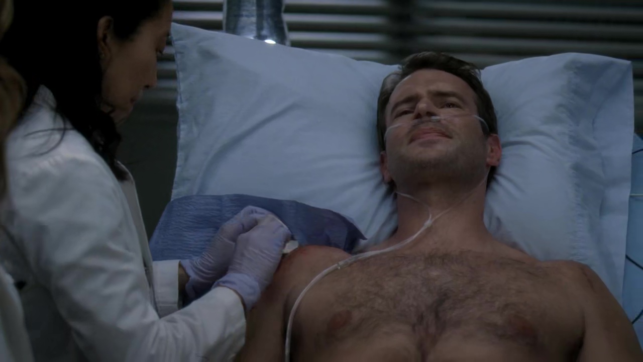 Scott Foley shirtless in Grey's Anatomy 7-17 "This Is How We Do I...