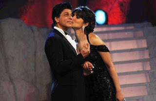 Priyanka Chopra Kisses Shahrukh Khan at Award Function
