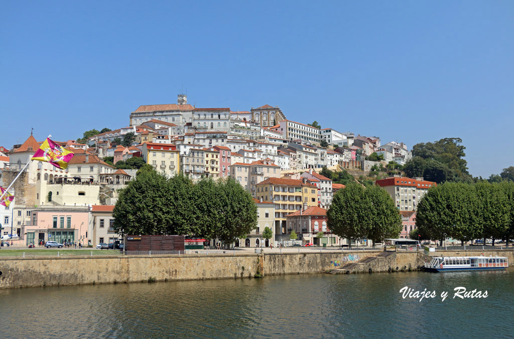 Vistas de Coimbra desde el río Mondego