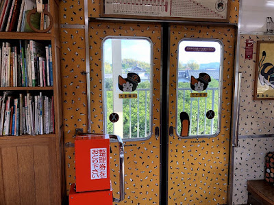 和歌山電鐵貴志川線『たま電車』内装・閉じたドアと整理券発券機