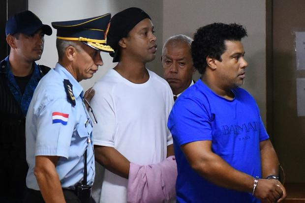 Justiça paraguaia recusa transferência de Ronaldinho para prisão domiciliar