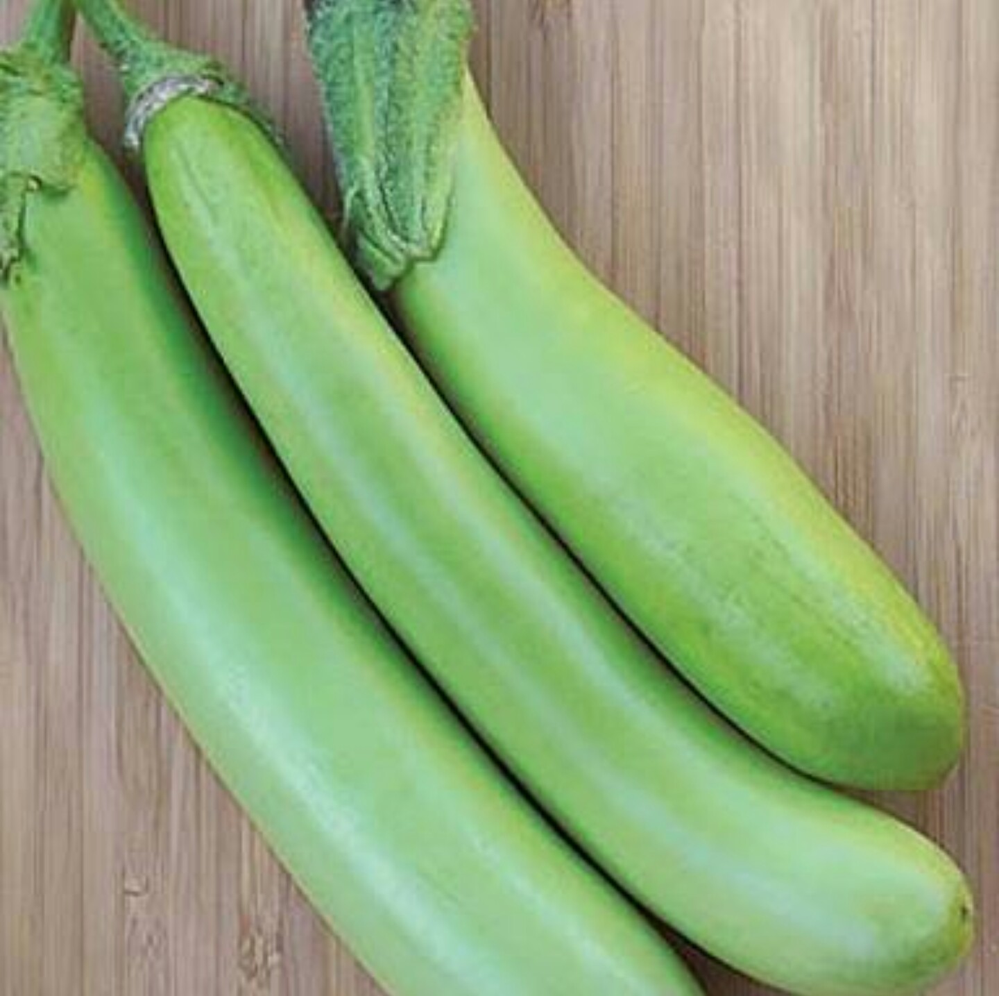 Зеленый длинный овощ. Баклажан Лонг Грин. Баклажан Луизиана. Terong Hijau/ Green long Eggplant. Длинные овощи.