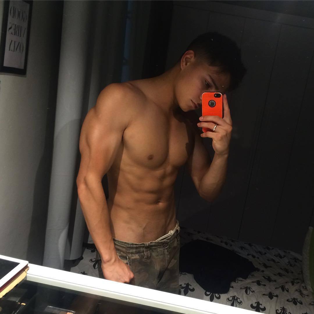 fit-shirtless-young-teen-bad-boy-biceps-selfie