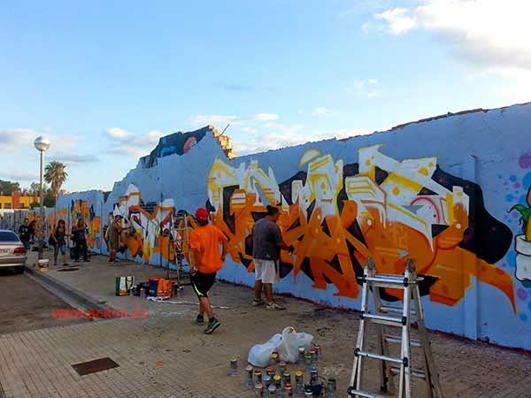 Writers pintando graffitis en Torredembarra