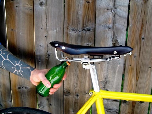 http://1.bp.blogspot.com/-pUNfVCqdtYo/UONNC_9SxBI/AAAAAAAAAyA/bGsxewjpIH4/s1600/bike+beer+3.jpg