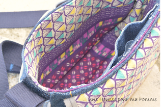 Sac à main Besace en jeans recyclés monté façon patchwork, intérieur coton ethnique coloris violet, turquoise, jaune, passepoil gris clair, deux poches en soufflet devant, biais gris clair sur le rabat, entièrement doublé pour le rendre semi-rigide, anse coton bleu marine, boucles couleur argent, surpiqures jaunes et rouge .  Dimensions : 24 x 18 x 7 cm environ.