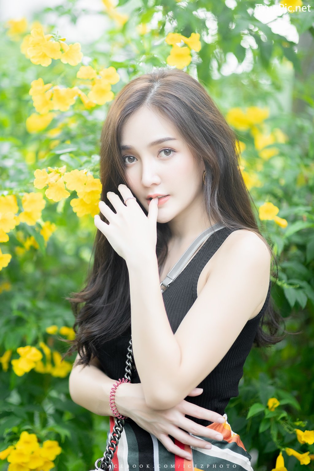 Image-Thailand-Model-Rossarin-Klinhom-Beautiful-Girl-Lost-In-The-Flower-Garden-TruePic.net- Picture-12