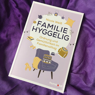 "Familie Hyggelig: Ordnung und Gemütlichkeit im Familienalltag" von Nicole Weiß ist ein 256-seitiger Familienratgeber aus dem humboldt Verlag, Rezension auf Kinderbuchblog Familienbücherei