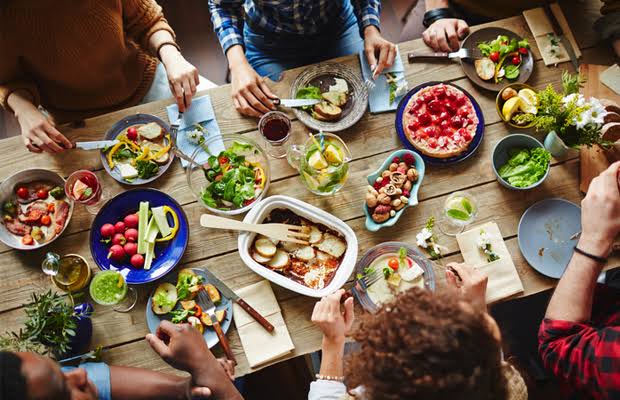 إتيكيت التعامل في عزومات شهر رمضان إتيكيت التعامل في عزومات شهر رمضان