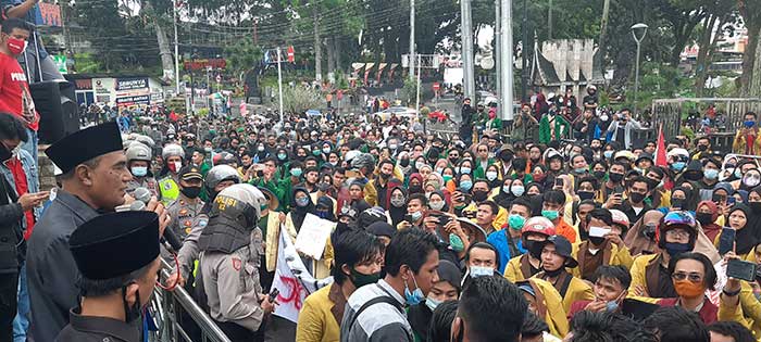 mahasiswa Bukittinggi menggelar aksi demo menolak UU Cipta Kerja