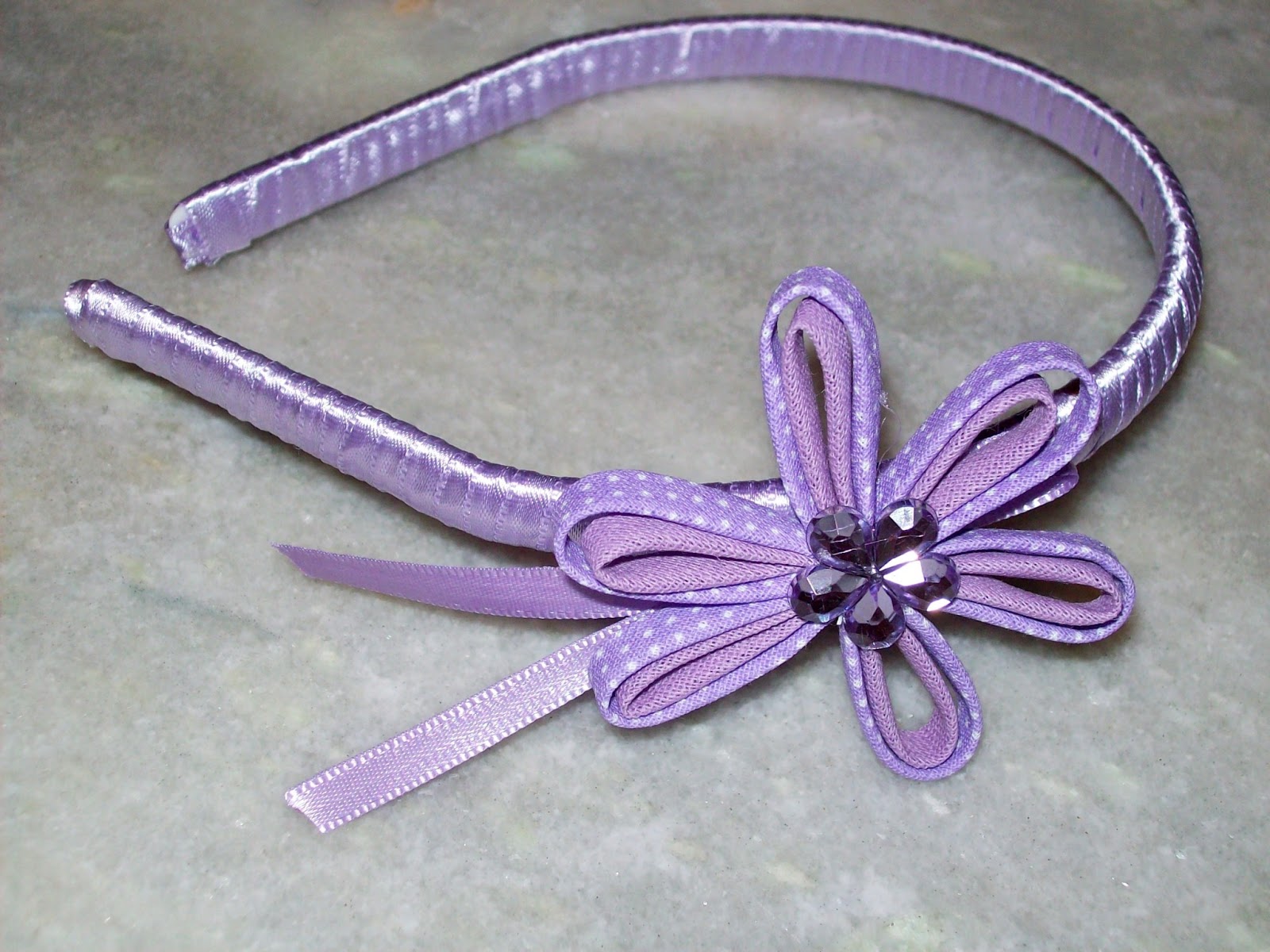 GOTINHAS DE BELEZA Tiaras com flores de viés.