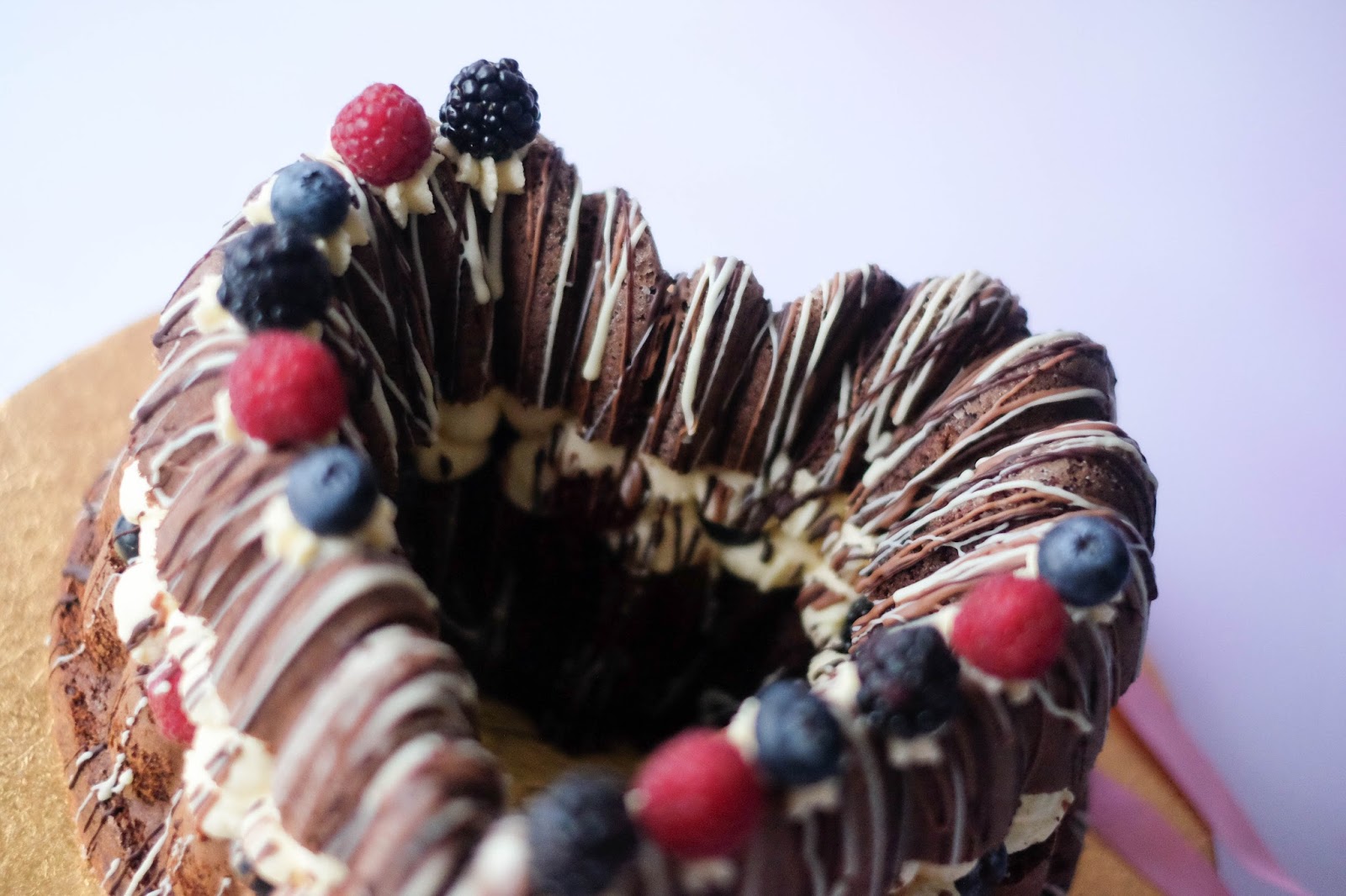 Saftiger Schokokuchen mit Vanillecreme und frischen Beeren | Marion's ... Saftiger Schokokuchen mit Vanillecreme und frischen Beeren | Marion's ...