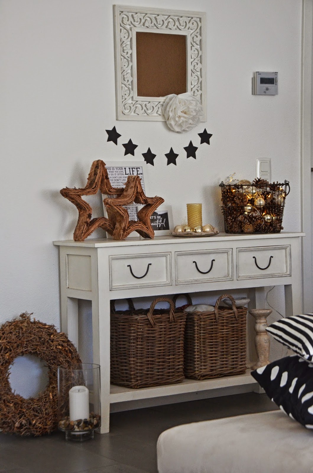 Beautiful Moments: Weihnachtsdeko mit Tannenzapfen und Holzsternen