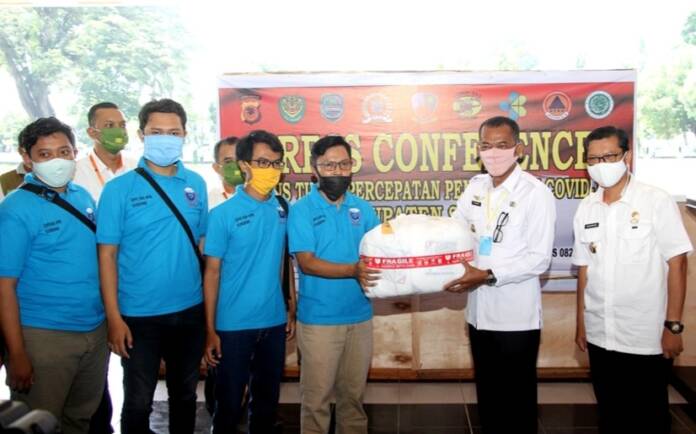 Himpunan Alumni IPB Subang Berikan Bantuan Baju Hazmat untuk Tenaga Medis