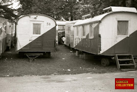 plusieurs roulottes d'habitations du cirque Allemenad de Fritz May 