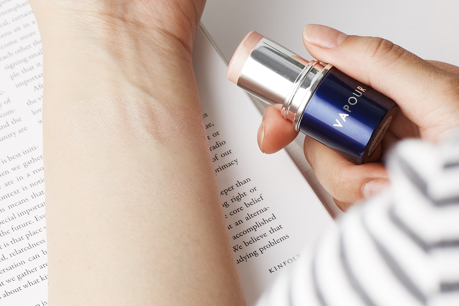 Vapour Organic Beauty Halo Illuminator Swatch Vapour Organic Beauty Halo Illuminator organic natural makeup swatch hellolindasau the detox market