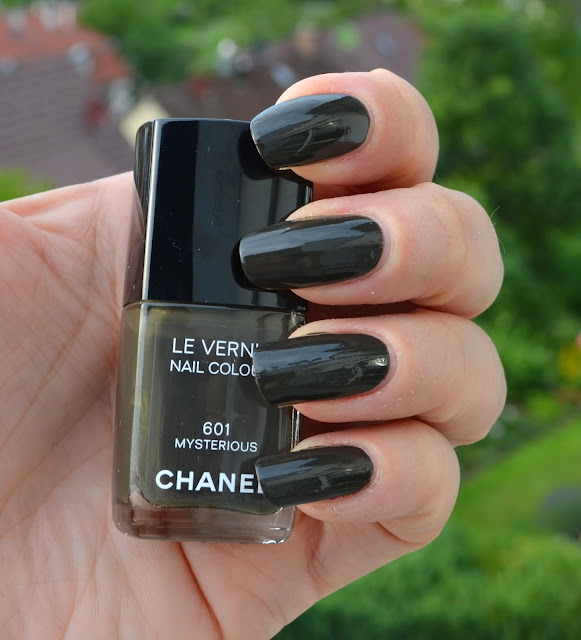 Chanel Suspicious #561 Le Vernis - Fall 2012 - The Beauty Look Book