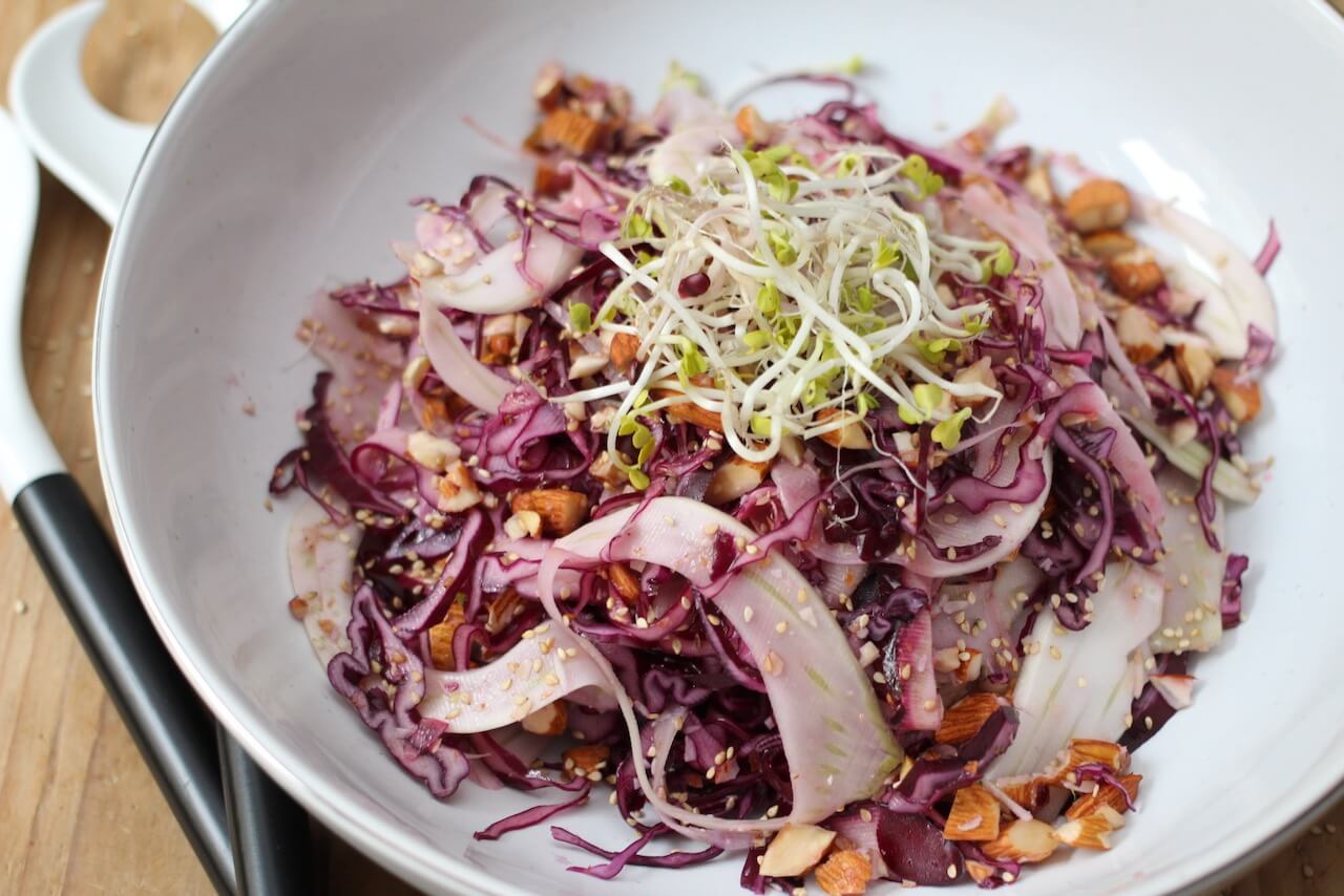 HOME OF HAPPY: ROTKRAUT-FENCHEL-SALAT MIT MANDELN