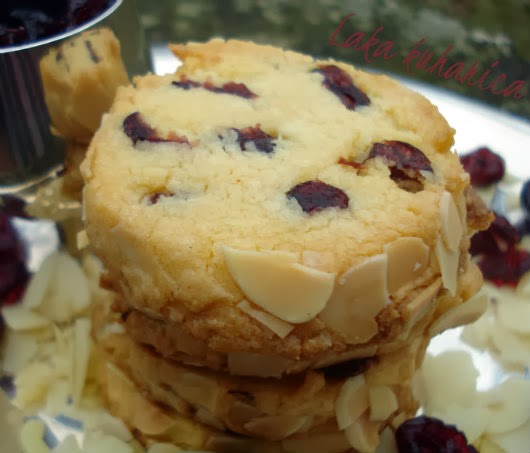 Prhki kolačići s brusnicama i bademima ☆ Almond and cranberry shortbread Almond and cranberry shortbread by Laka kuharica: the ultimate, melt-in-your-mouth cookie.