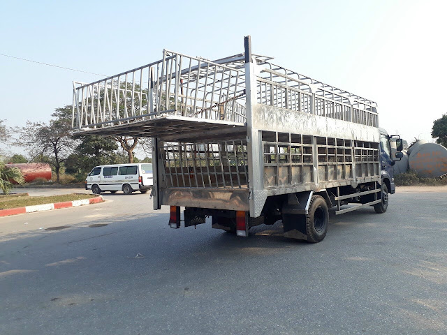 Thùng xe Hyundai Ex8 gắn bửng nâng hạ chở gia súc Thùng xe Hyundai Ex8 gắn bửng nâng hạ chở gia súc