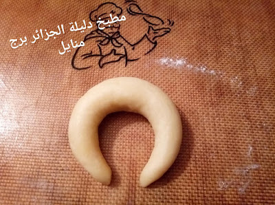 حلوة الهلال محشية بالتمر