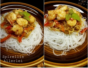 Die Glasnudeln legt ihr in kaltes Wasser in einen Topf, damit sie einweichen können. Die Paprika und Zwiebel in Streifen schneiden und mit den Keimlingen in eine große Pfanne oder einen Wok geben und ca 10 Minuten in etwas Öl anbraten. Dann gebt ihr die Garnelen dazu und bratet alles so lang, bis die Garnelen durch sind - das hat bei uns ca. 7 Minuten gedauert - wir hatten den Herd aber schon etwas runtergedreht. Zuletzt wird alles mit dem Honig, der Sojasoße und dem Limettensaft gewürzt. Wenn ihr möchtet, könnt ihr statt dem Honig und dem Limettensaft auch eine Sweet Chili Souce nehmen. Jetzt wird alles noch einmal gut umgerührt und die Flamme ausgemacht. Das kalte Wasser von den Nudeln gießt ihr ab und gebt sie 2 Minuten in kochendes Wasser. Dann sofort wieder herausnehmen, da sie euch sonst zerfallen.