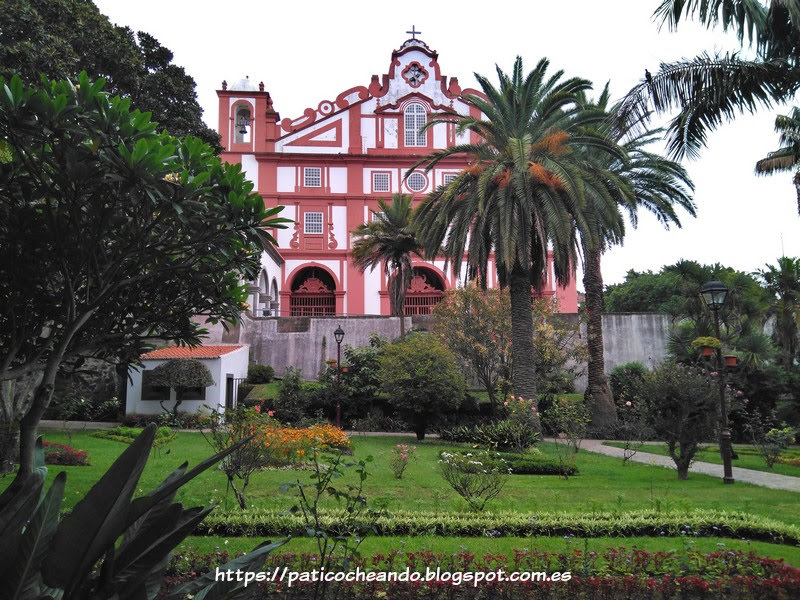 ANGRA do HEROISMO (Isla Terceira-Açores): Jardim Duque da Terceira. Al frente el Convento de São Francisco, donde se sitúa el Museo de la ciudad