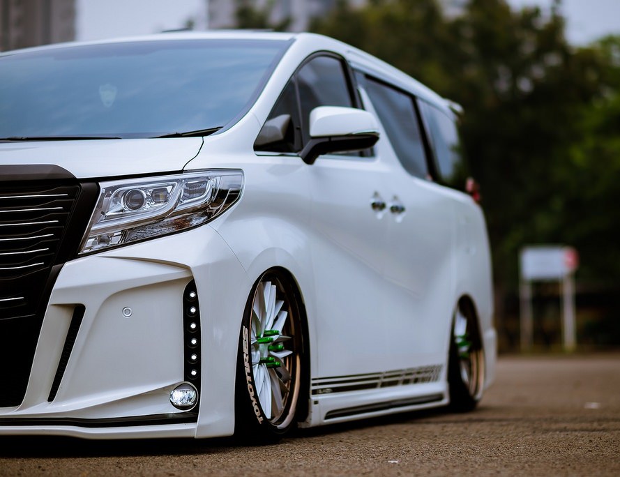 Mewujudkan Kemewahan Ekstrim: Eksplorasi Modifikasi Toyota Alphard Lombardi