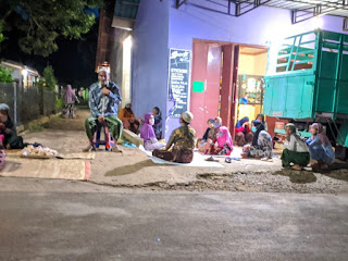 Warga Dukuh Sentul Melaksanakan Tradisi Barikan Kamis (1/7) malam. Acara ini ditujukan untuk tolak balak, terutama Covid-19