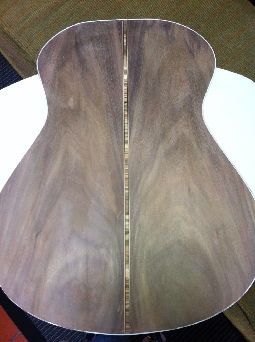 Making an acoustic guitar Wood Grain Filler on Body