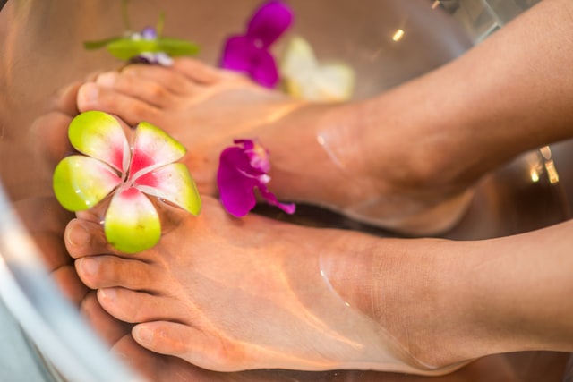 Home remedies to cure foot cracks and heel, get beautiful and soft feet Home remedies to cure foot cracks and heel, get beautiful and soft feet