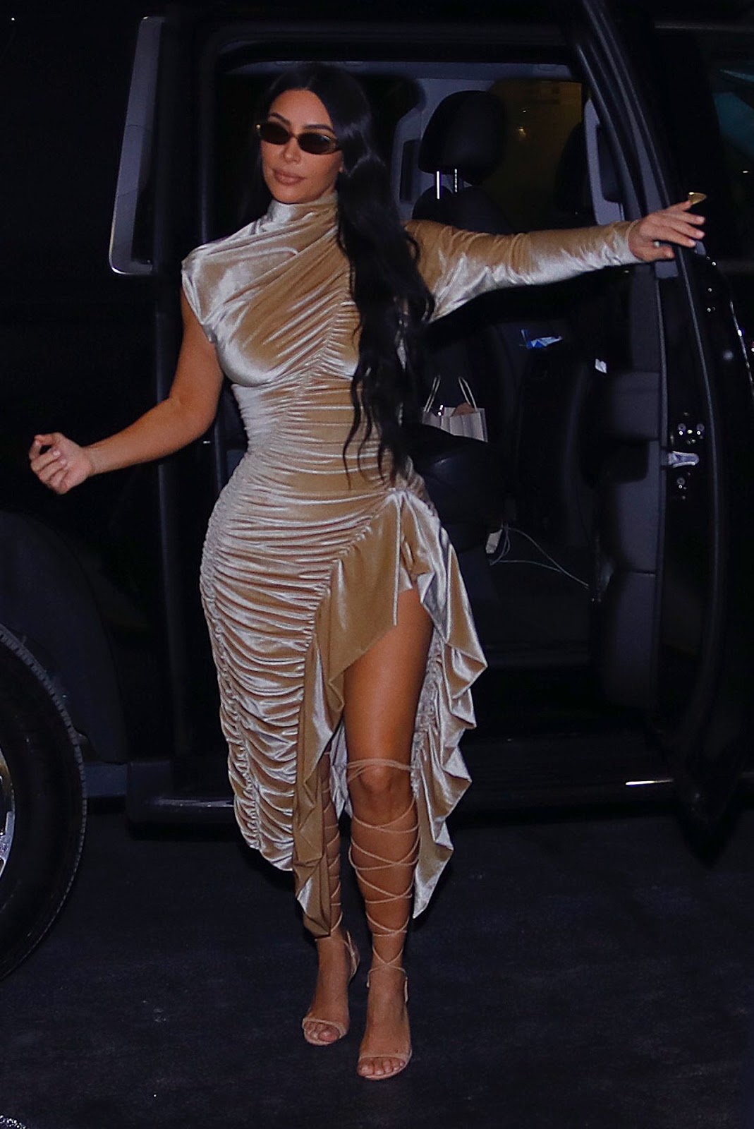 CelebPot: Kim Kardashian in Wide Opened Dress
