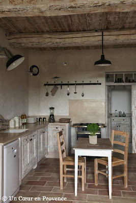 Kitchen with Provençal ceiling