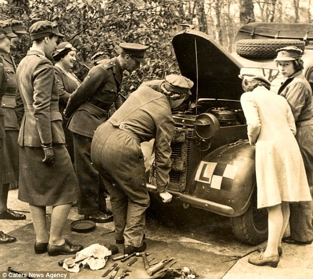 vintage everyday: Rare Pictures of Queen Elizabeth II ...