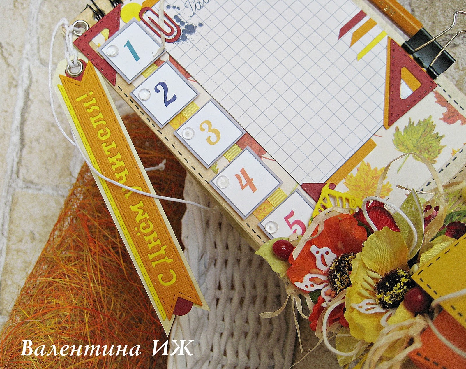 тетради на столе учителя. дано: (авс), авс – прямоугольный, с= 90˚ доказать: мсв - прямоугольный. школьные предметы. школьный натюрморт. учитель с тетрадями.