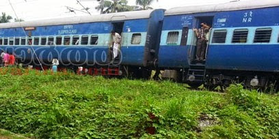 ട്രെയിന്‍ ട്രോളിയിലിടിച്ചു: ജീവനക്കാര്‍ ചാടി രക്ഷപെട്ടു