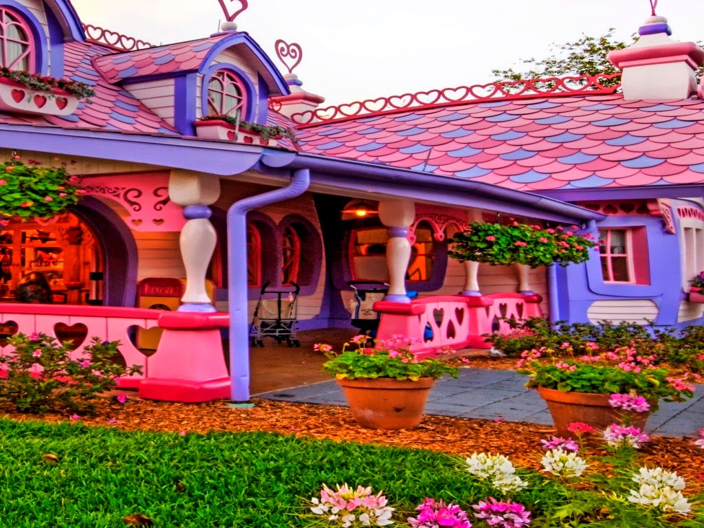 Красивые розовые дома. Розовый дом. Розовый домик. Сказочный розовый домик. Розовый дом современный.