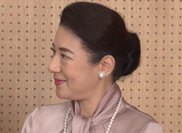 Empress Masako wore an old-rose silk satin pussy-bow blouse, and black trousers. Pearl necklace and pearl diamond earrings