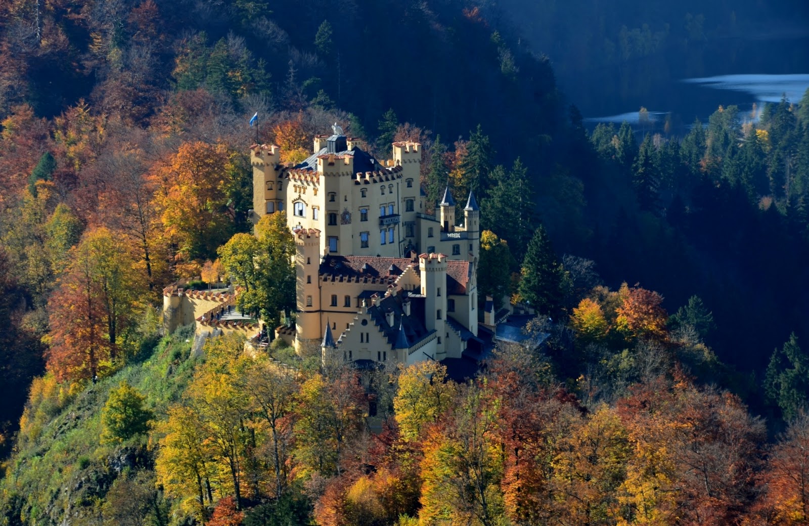Самый хороший замок. Замок Хоэншвангау Германия. Замок Эльц. Германия замок Вальдлейнинген. Замок Эльц Эстетика.