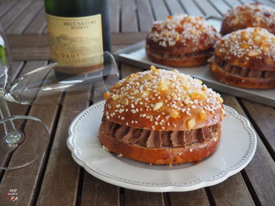 Coca de brioche, con piñones, naranja y jengibre confitados y rellena de trufa de chocolate