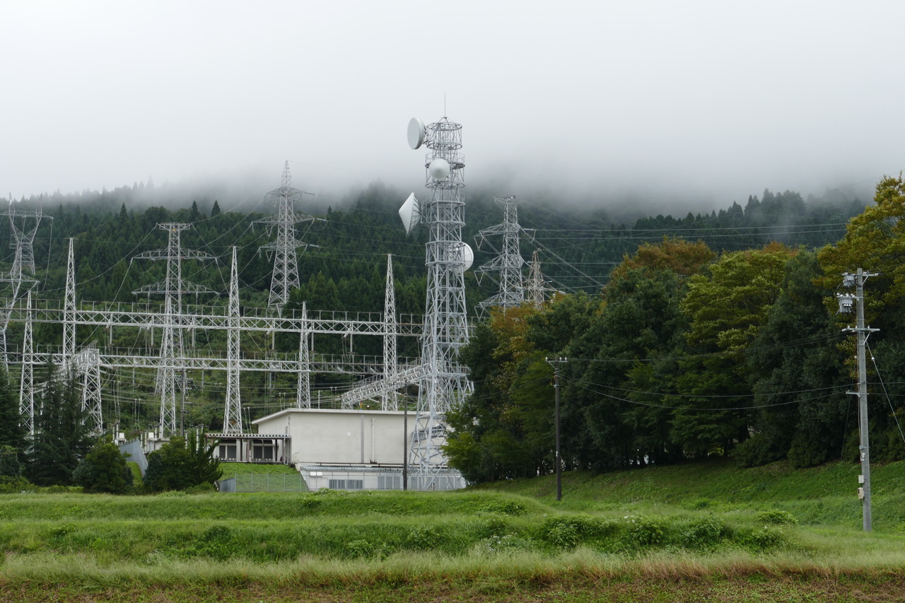 ぶらりと送電線 関西電力、北陸電力城端開閉所