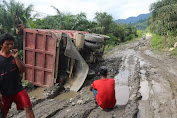 Jalan Rusak Parah, Truk Bermuatan Sawit Terbalik Di Desa Kakullasan Mamuju