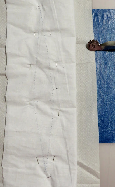 Pinza marcada sobre la tela con palede calco