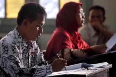 Guru adalah salah satu komponen penting di sekolah selain siswa.