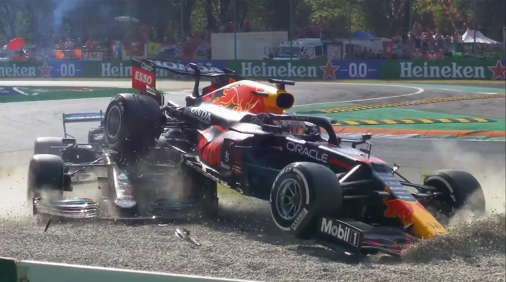 La Red Bull Verstappen sopra la Mercedes di Hamilton